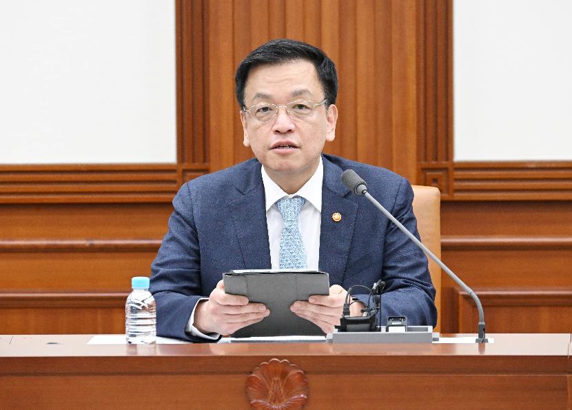 최상목 대통령 권한대행 부총리 겸 기획재정부 장관은 3월까지 의대생이 돌아오지 않을 경우 지난해와 같은 학사 유연화 등 조치를 하지 않겠다고 했다(사진출처: 기획재정부).