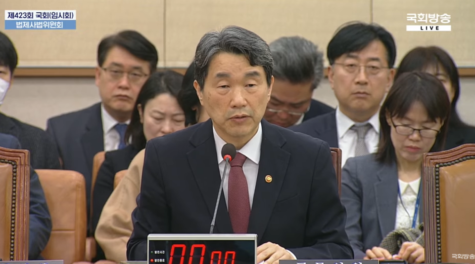 이주호 사회부총리 겸 교육부 장관이 국회 법제사법위원회 전체회의에서 의사 증원 원천 무효를 묻는 질의에 "그렇지 않다"며 오는 2027학년도부터는 의사인력수급추계위원회를 통해 증원해 나가겠다고 했다(사진출처: 국회방송 공식 유튜브 생중계 갈무리).