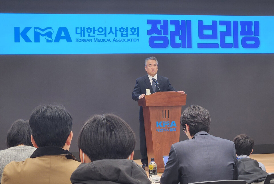대한의사협회 김성근 대변인은 14일 서울 용산구 회관에서 정례브리핑을 하면서 정부에 사과를 요구했다(ⓒ청년의사).
