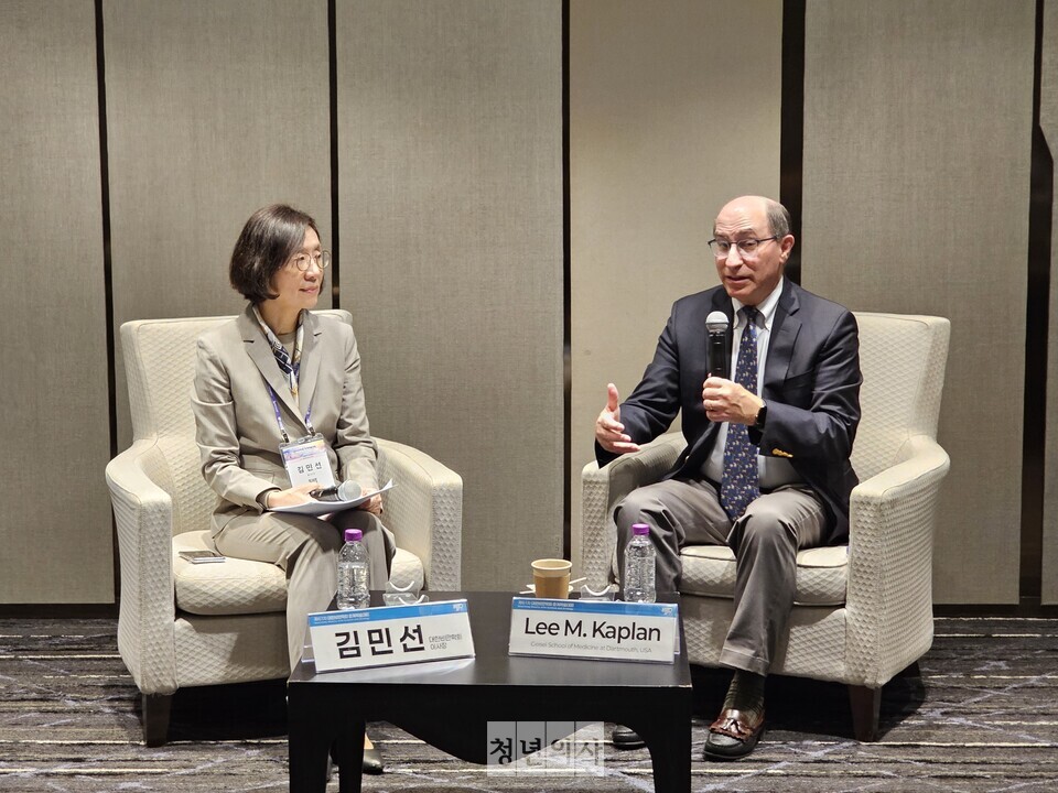 14일 제61차 대한비만학회 춘계학술대회에서 진행된 특별 대담. (왼쪽부터) 대한비만학회 김민선 이사장, 미국 다트머스 대학교 가이젤 의과대학 리 캐플란 교수. 