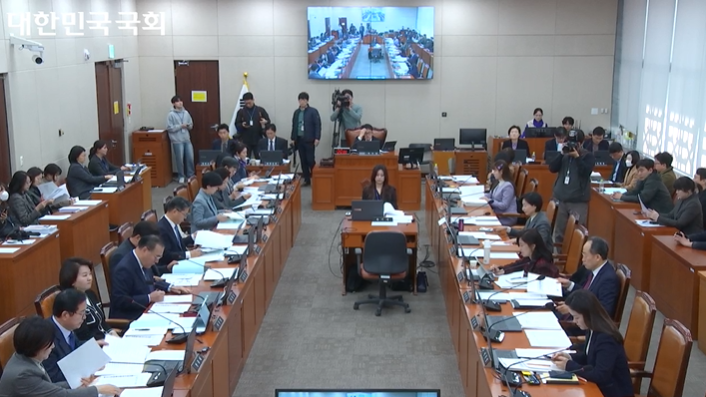 국회 보건복지위원회가 18일 전체회의에서 의료인력수급추계위원회 설치 등을 담은 보건의료기본법 개정안을 가결했다(사진출처: 국회방송 생중계 갈무리).