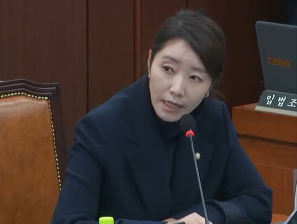 더불어민주당 강선우 의원은 18일 국회 보건복지위원회 전체회의에서 대한의사협회가 의대 정원을 줄이려는 목적으로 의료인력수급추계위원회 구성 관련 법안 처리를 지연시켰다고 비판했다(사진: 국회 인터넷의사중계 화면 갈무리). 