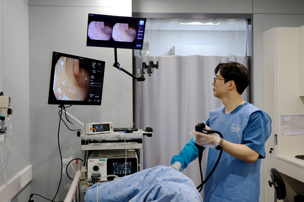 KMI광화문센터 송완희 대표원장이 인공지능 내시경 웨이메드 엔도를 사용하고 있다(웨이센 제공).