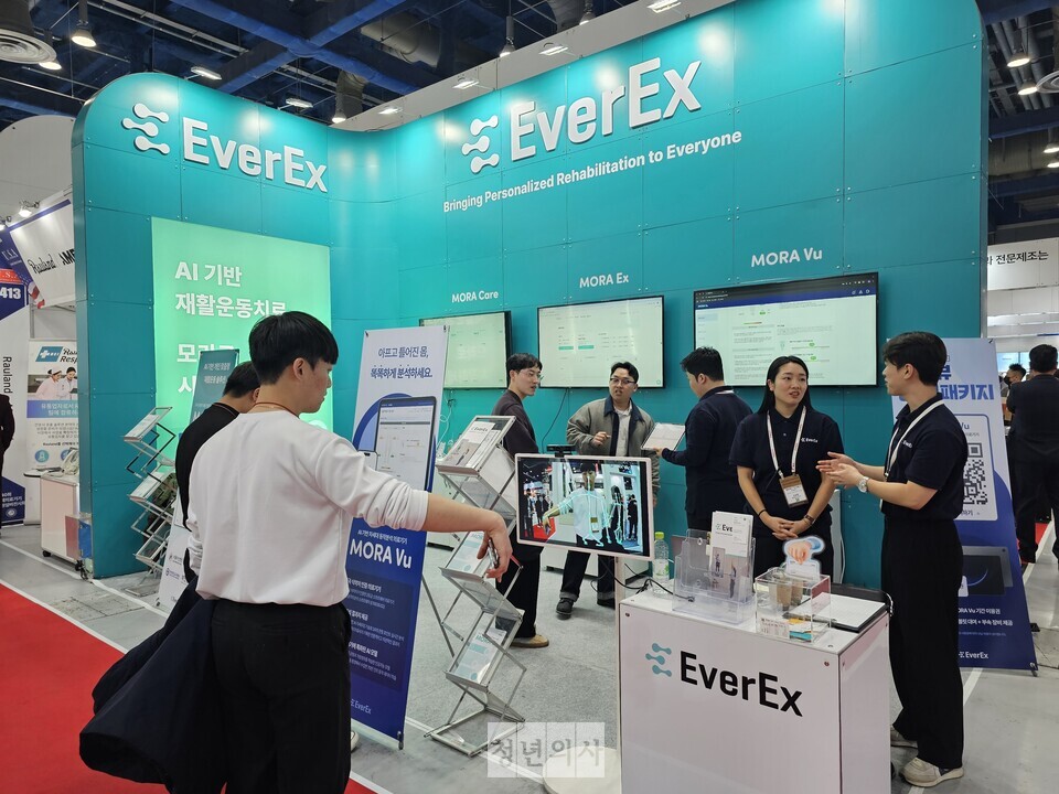 제40회 국제의료기기 및 병원설비 전시회 ‘키메스 2025’ 둘째 날인 21일, 참관객이 에버엑스 홍보 부스를 방문해 솔루션을 시연해보고 있다.  