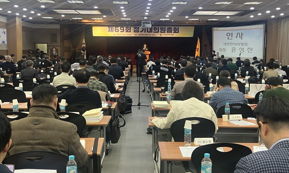 대한한의사협회가 23일 개최한 제69회 정기대의원총회'에서 정부와 정치권 인사들은 한의약 제도 개선과 세계 무대 진출을 위한 지원을 약속했다(ⓒ청년의사).