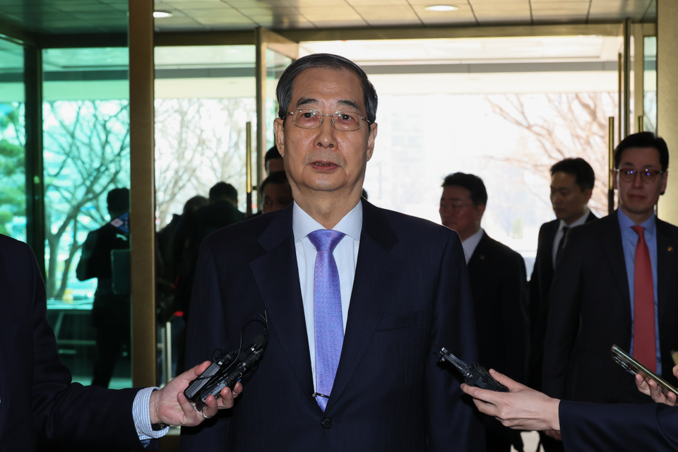 직무 복귀한 한덕수 대통령 권한대행 국무총리가  24일 세종대로 정부서울청사로 출근하고 있는 모습(사진 제공 : 국무조정실 국무총리비서실).