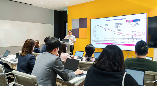 지난 20일 한국아스텔라스 서울 본사에서 서울아산병원 종양내과 김형돈 교수가 빌로이의 임상적 가치에 대한 강의를 진행하고 있다(한국아스텔라스 제공).