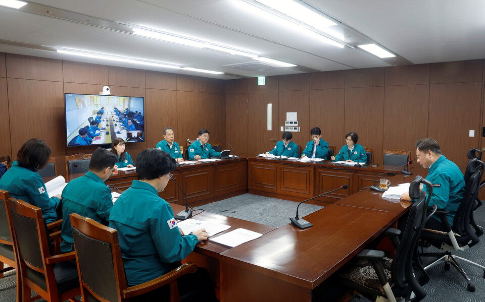 복지부 조규홍 장관은 26일 오후 울산-경북-경남지역 산불 발생에 대응해 긴급 상황점검회의를 개최하고 재난대응체계 확대 개편 및 이재민 지원 상황 등을 점검했다(사진 제공 : 보건복지부).