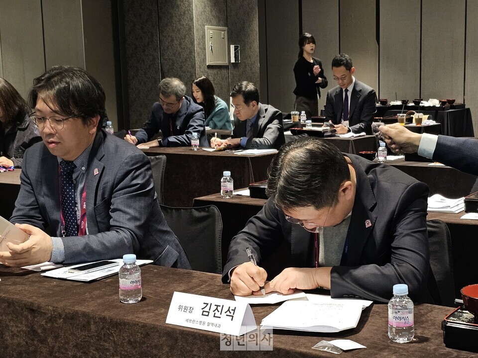 현장에 참석한 의료진들이 다발골수종 환자들에게 보낼 손편지를 작성하고 있다. 