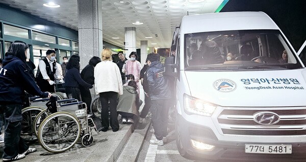 지난 25일 저녁 9시경 산불이 영덕아산병원 인근으로 번지자 입원환자를 강릉아산병원으로 긴급 이송하는 모습(사진 제공 : 아산사회복지재단).