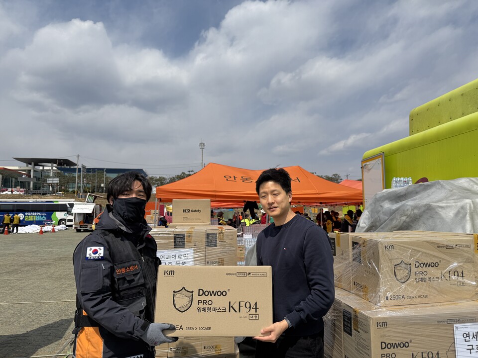 연세의료원 직원이 대규모 산불 피해 지원에 나선 안동소방서 소방관에게 마스크를 전달하고 있다(사진제공: 연세대의료원). 