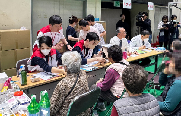 의료진들이 산불 피해 주민들을 대상으로 진료를 진행하고 있다(사진제공 : 대한의사협회).