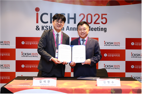 대한혈액학회와 대한기관윤리심의기구협의회가 혈액학 임상연구 발전 및 참여자 보호를 위한 업무 협약을 체결했다. 대한혈액학회 김석진 이사장(왼쪽)과 대한기관윤리심의기구협의회 김병수 회장(오른쪽) 모습.