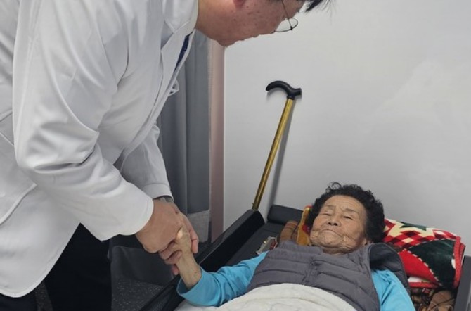 경상북도의사회 이길호 회장이 현장을 방문해 환자를 진료하고 있다(사진제공: 경상북도의사회).