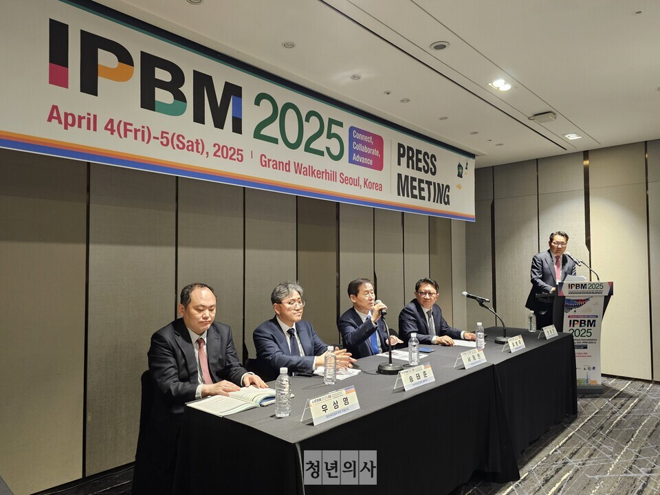 4일 열린 대한췌장담도학회 기자간담회 모습. (왼쪽부터) 우상명 학술이사, 송태준 총무이사, 서동완 이사장, 유병무 회장, 현종진 대외협력이사.