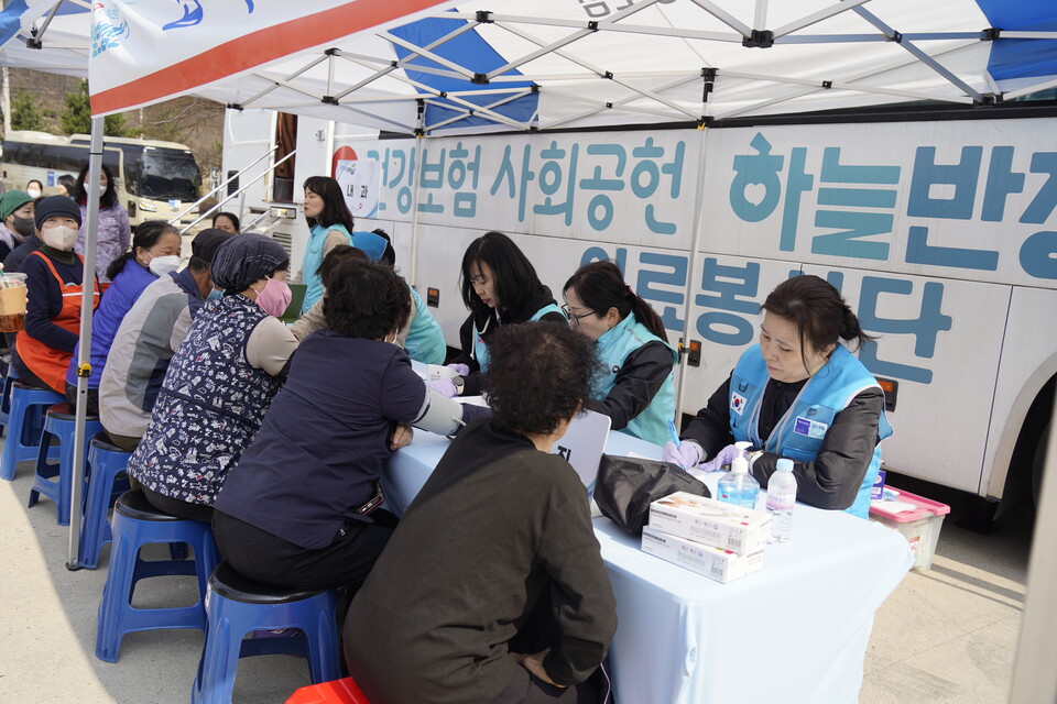 국민건강보험 일산병원은 7일 안동시 길안면에서 산불 피해 주민들을 대상으로 의료봉사를 진행했다.