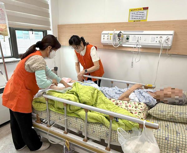 단국대병원 완화의료병동에서 호스피스 자원봉사팀이 환자를 돌보고 있다(사진제공 : 단국대병원).