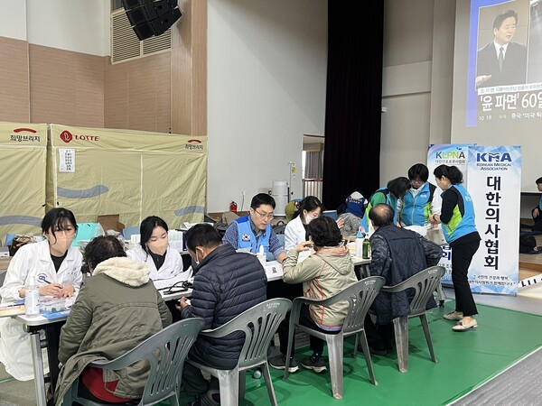 산불 피해를 입은 경북 지역 주민들을 위해 전국에서 의료인들이 지원에 나서고 있다(사진제공 : 대한의사협회).