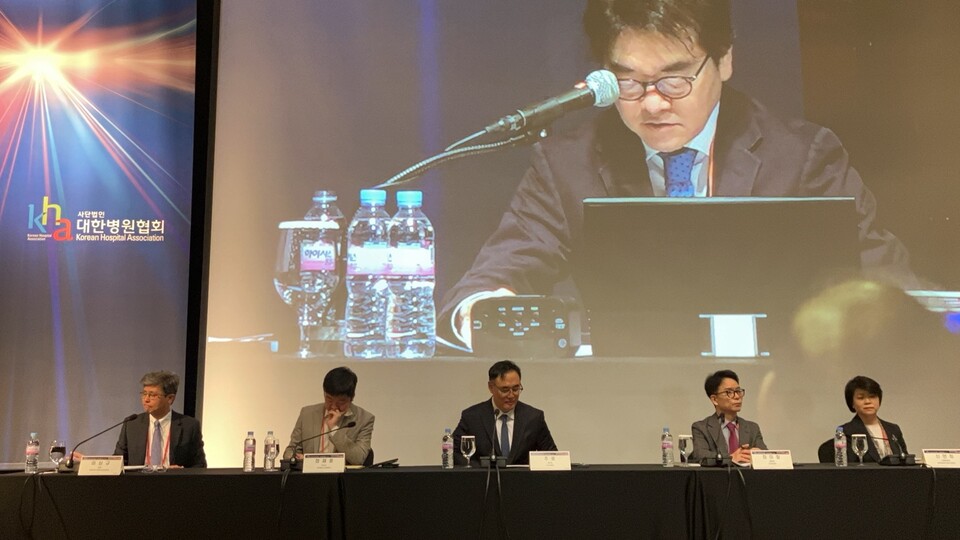 대한병원협회가 11일 그랜드인터컨티넨탈 서울파르나스에서 개최한 ‘The 16th Korea Healthcare Congress 2025’(KHC 2025)’에서 의정 갈등 이후 PA 간호사를 늘려 온 수련병원들이 전공의 복귀에 따른 인력 재편 고민을 털어놨다(ⓒ청년의사).