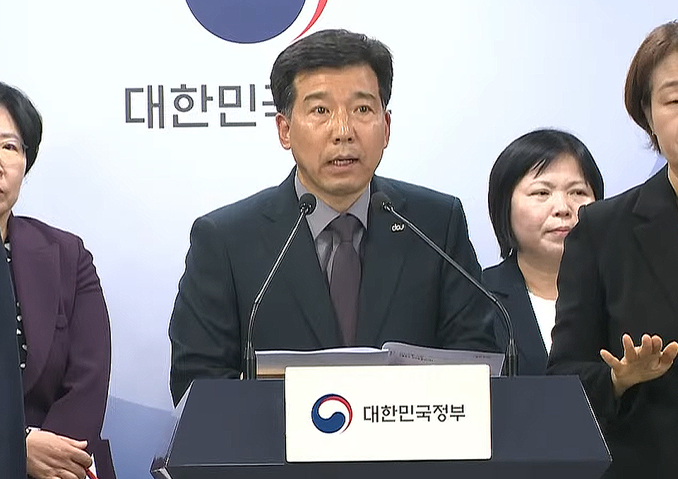 동아대 이해우 총장은 17일 오후 정부서울청사에서 진행된 교육부 브리핑에 참석해 의대생 유급·제적 사태에 대비해 학칙 개정 등을 진행했다고 밝혔다(사진출처: JTBC 중계 화면 갈무리).