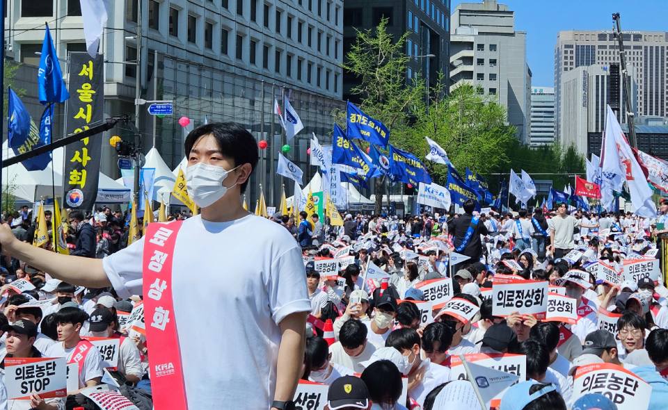 의대생과 전공의를 중심으로 전국 의사들이 의료 정상화를 촉구하며 세종대로에 모였다(ⓒ청년의사).