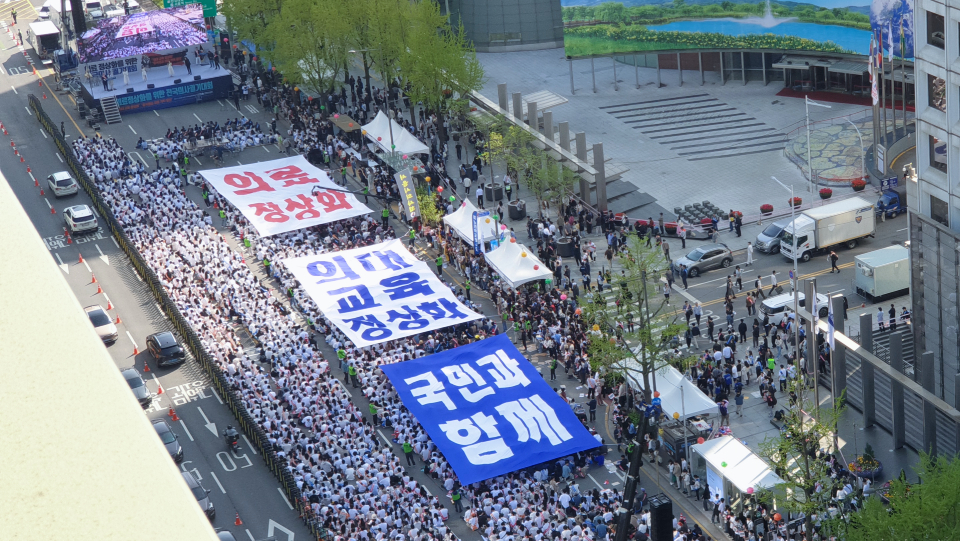  2만5,000명이 찾은 의협 전국의사총궐기대회는 대형 현수막 퍼포먼스를 끝으로 막을 내렸다(사진 제공: 대한의사협회).