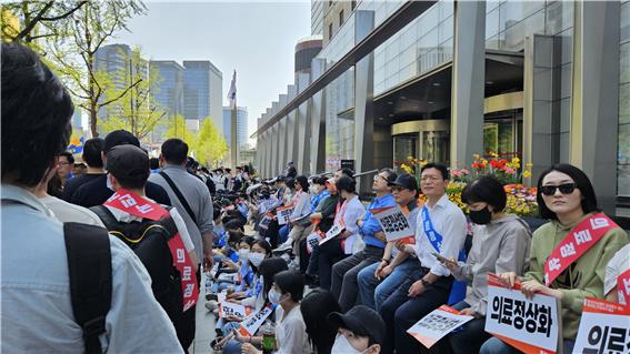 전국의사궐기대회’에 참여한 인파가 인도까지 가득찼다(ⓒ청년의사).