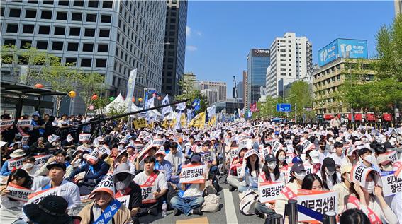 의대생과 전공의들이 궐기대회 앞자리를 가득 채웠다(ⓒ청년의사).