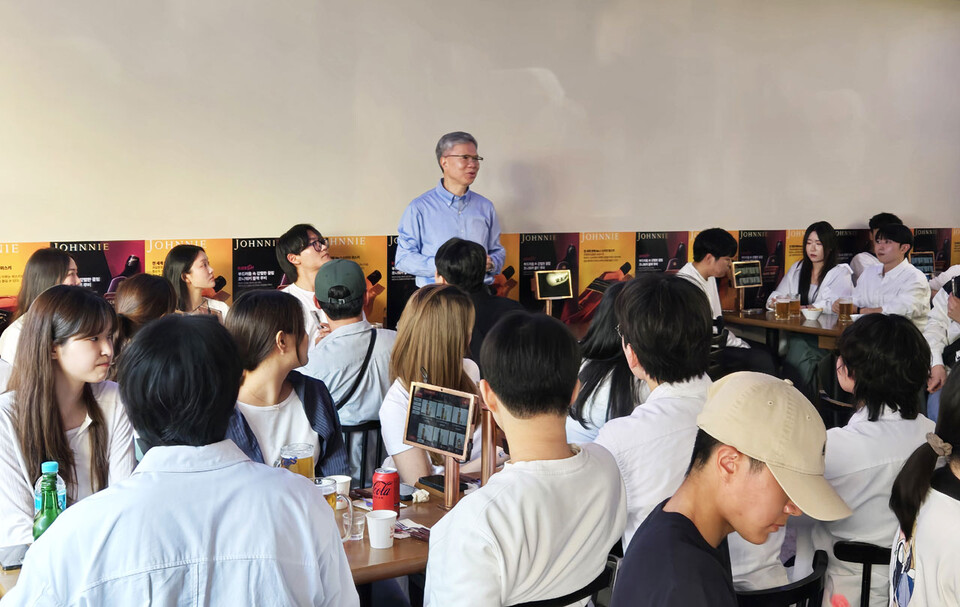 대한의사협회 김택우 회장은 지난 20일 전국의사궐기대회 직후 의대생들과 만나 소통하는 시간을 가졌다(사진제공: 위협).