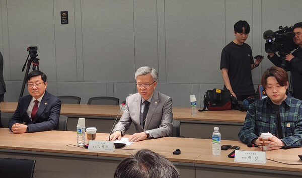 대한의사협회 김택우 회장(가운데)과 박명하 상근부회장(왼쪽), 박단 부회장(대전협 비대위원장)은 22일 오후 회관에서 홍준표 국민의힘 대선 경선 후보와 만나 현안을 논의했다(ⓒ청년의사).