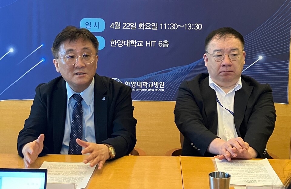 한양대병원이 미래 의료 체계 전환을 위한 청사진을 공개했다. 한양대병원 이형중 원장(왼쪽)과 이항락 부원장이다(ⓒ청년의사). 