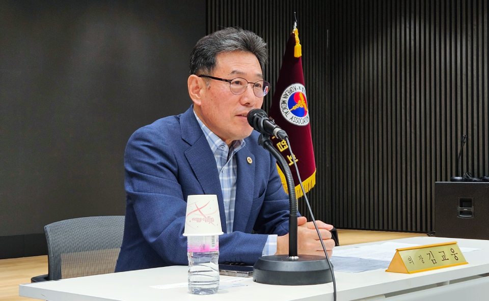 대한의사협회 대의원회 김교웅 의장은 지난 21일 출입기자단과 만나 현안을 논했다(ⓒ청년의사).