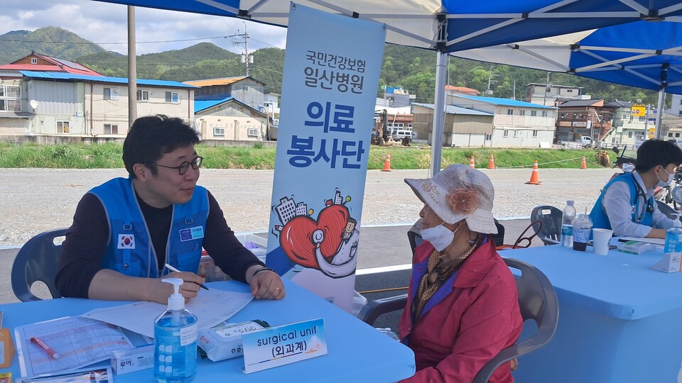 국민건강보험 일산병원은 지난 23일 산청군 생초면에서 산불피해 주민들을 대상으로 네번째 의료봉사를 진행했다(사진제공: 일산병원).