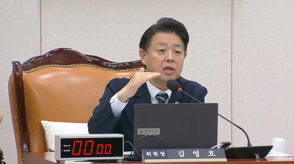 국회 김영호 교육위원장은 25일 전체회의에서 의대생 복귀 독려 과정에서 정부와 대학이 강압적인 태도로 일관하며 오히려 의대생 반발을 키웠다고 지적했다(사진출처: 국회방송 생중계 화면 갈무리).