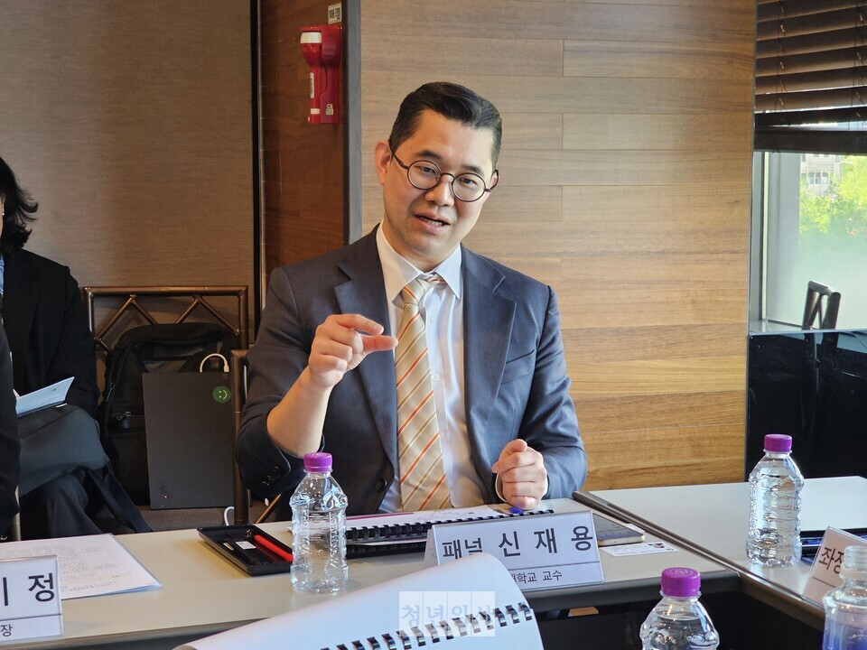 지난 25일 서울 중구 LW컨벤션 센터에서 열린 2025 한국정책학회 춘계학술대회 분과 회의 패널로 참석한 연세대 의대 예방의학교실 신재용 교수 모습. 