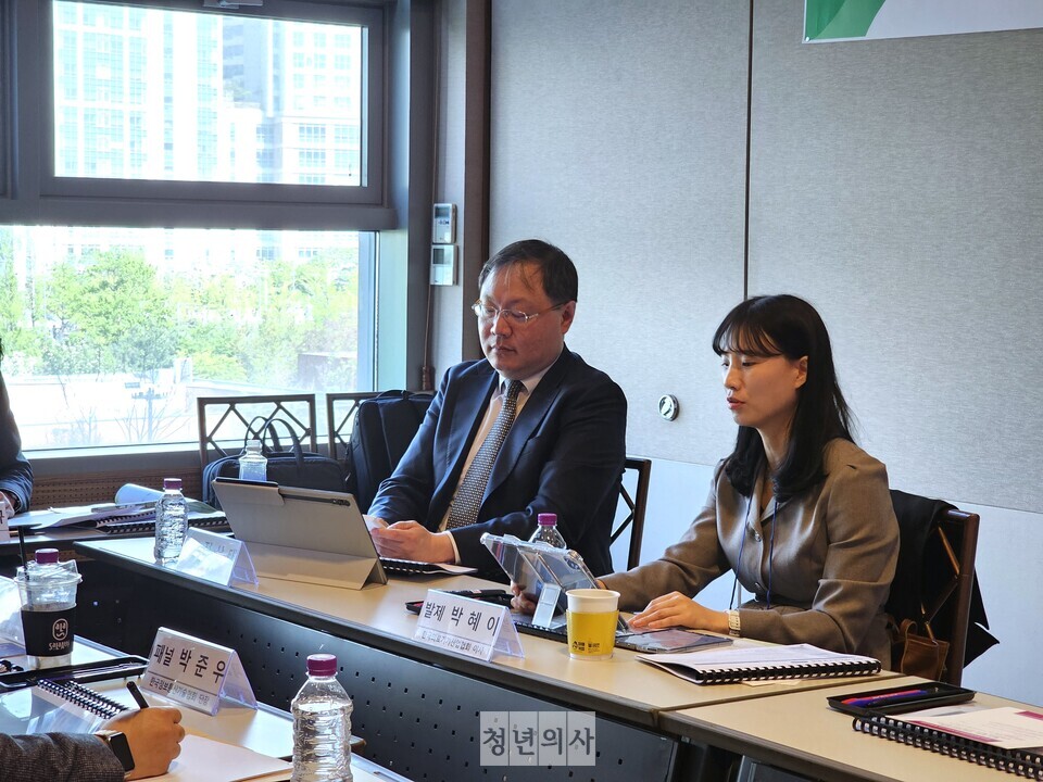 이날 분과회의에서 발제를 맡은 율촌 정상태 변호사(왼쪽)와 코어라인소프트 규제혁신부 박혜이 이사(오른쪽).