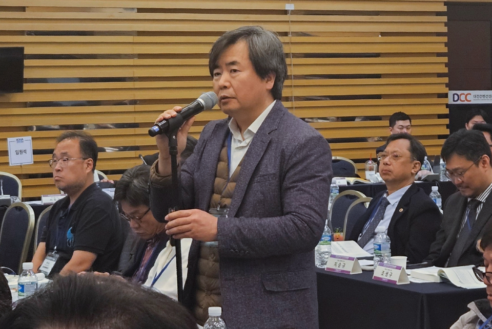 홍순철 대의원은 의대생을 대하는 대한의사협회 태도가 부적절하다며 '방패막이'라고 언급했다(ⓒ청년의사).