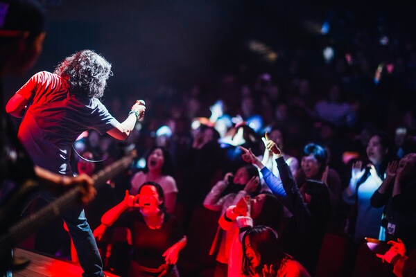 이재준 원장이 무대에서 록 공연하고 있다(사진 : 본인 제공).