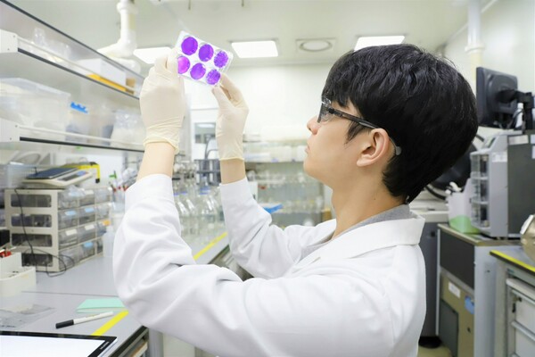 SK바이오사이언스 연구원이 조류독감 백신 후보물질에 대한 분석 실험중이다.(사진출처: SK바이오사이언스)