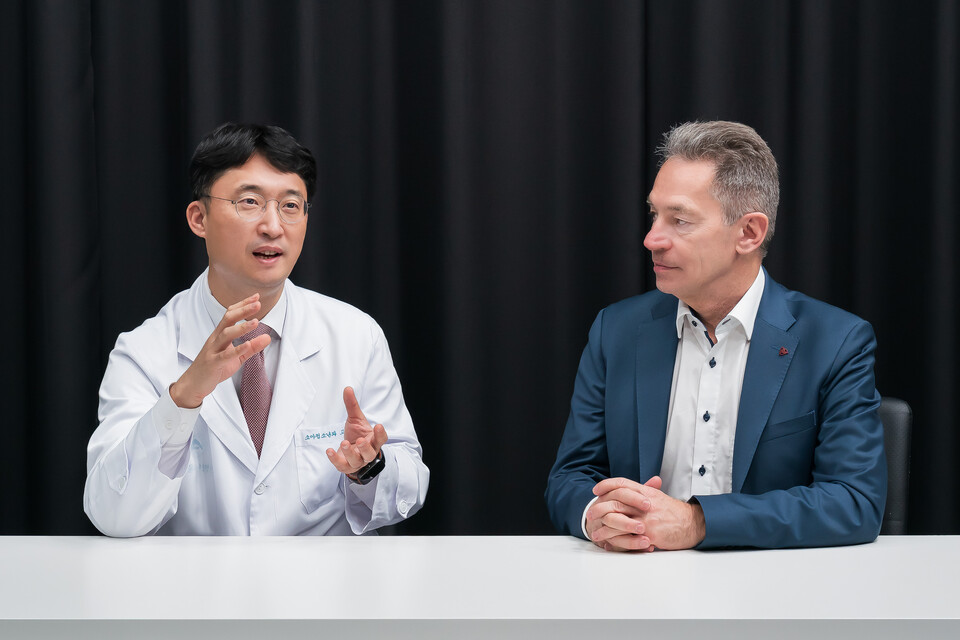 서울아산병원 소아청소년종양혈액과 고경남 교수(왼쪽)와 독일 그라이프스발트 대학교 소아과 및 소아혈액종양학과 홀거 로데 교수(오른쪽).