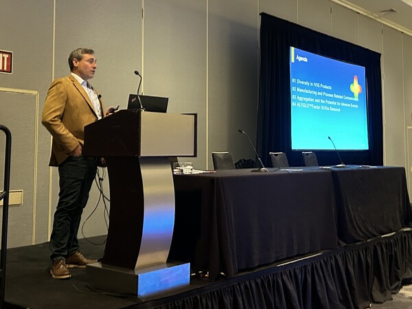이달 초 미국 필라델피아에서 개최된 임상면역학회 연례학술대회(CIS 2025)에서 플로리틱스(Prolytix)의 라이언 도프만(Ryan Dorfman) 최고운영책임자(COO)가 알리글로에 대해 설명하고 있다(GC녹십자 제공).