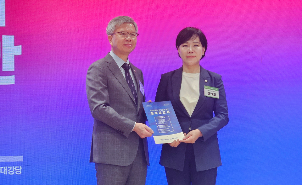  대한의사협회는 10일 대선 정책 제안 보고회를 열고 더불어민주당 전현희 공동선대위원장에게 정책제안서를 전달했다(ⓒ청년의사).