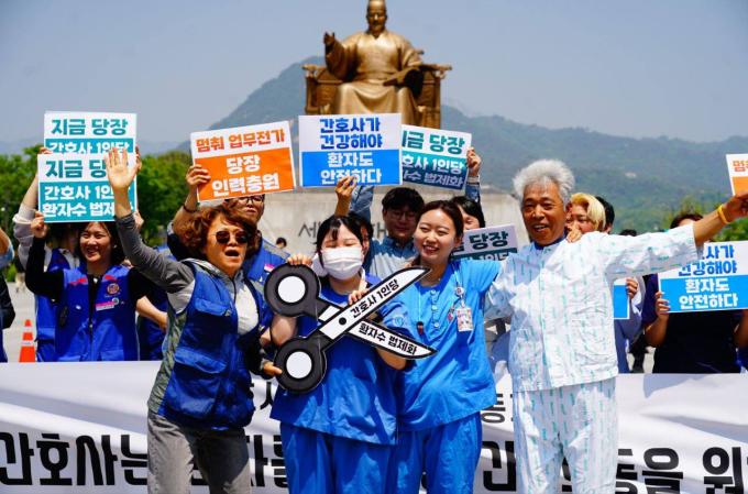 행동하는 간호사회는 12일 의료연대본부와 함께 광화문광장에서 기자회견을 열고 간호사 1인당 환자 수 법제화 등을 요구했다(사진제공: 의료연대본부).