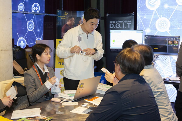 행사에 참석한 의료진이 ‘모비케어’를 체험한 후, 제품에 대한 설명을 듣고 있다(대웅제약 제공).