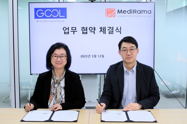 지난 12일 메디라마 본사에서 진행된 지씨씨엘과 메디라마 업무 협약식 모습. 메디라마 문한림 대표(왼쪽)와 지씨씨엘 조관구 대표(오른쪽).