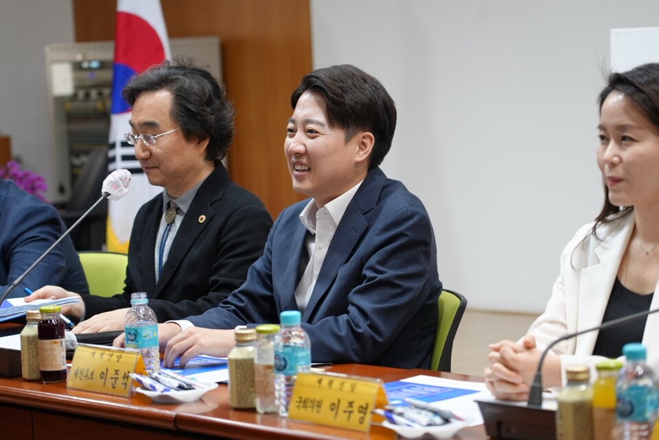 이준석 개혁신당 대선 후보는 광역 외상·응급의료센터를 지정해 국가가 모두 책임지는 국가완전책임제 공약을 발표했다. 사진은 지난 13일 대구광역시의사회관에서 열린 지역의료 현안 간담회에 참석한 모습(사진출처: 개혁신당).  