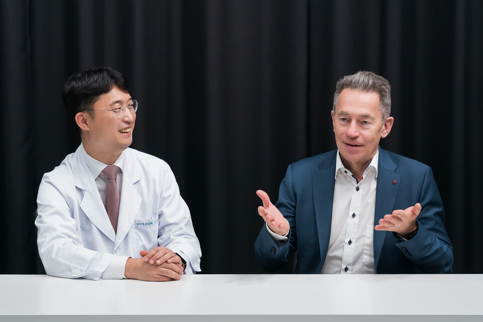 서울아산병원 소아청소년종양혈액과 고경남 교수(왼쪽)와 독일 그라이프스발트 대학교 소아과 및 소아혈액종양학과 홀거 로데 교수(오른쪽).