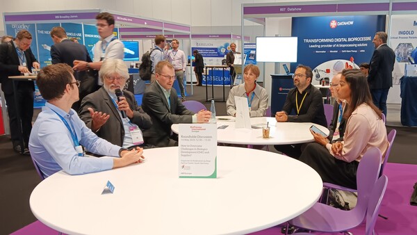 나네트 슐라터문트 IDT 시니어 비즈니스개발 담당(왼쪽 네번째)이 2025 BPI Europe 행사 프로그램 중 라운드테이블 토의에 참가하고 있다.