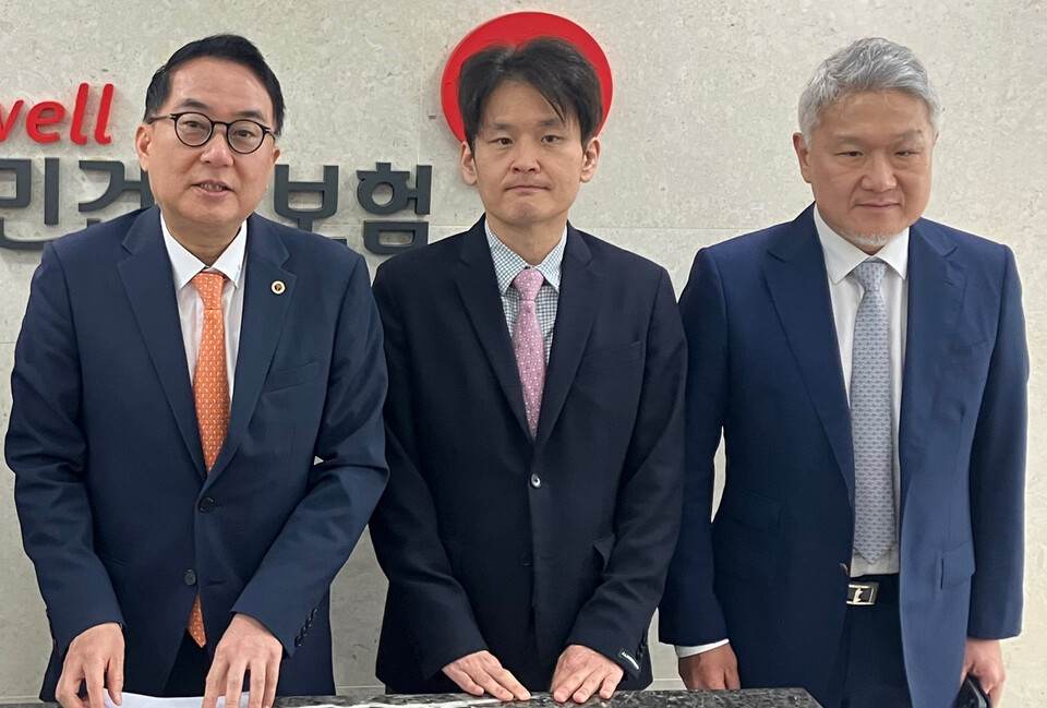 대한의사협회 수가협상단장인 박근태 대한개원의협의회장(왼쪽)은 22일 국민건강보험공단과 2차 수가협상을 마친 뒤 수가 인상에 필요한 추가소요재정 확보에 집중하겠다고 했다(ⓒ청년의사).