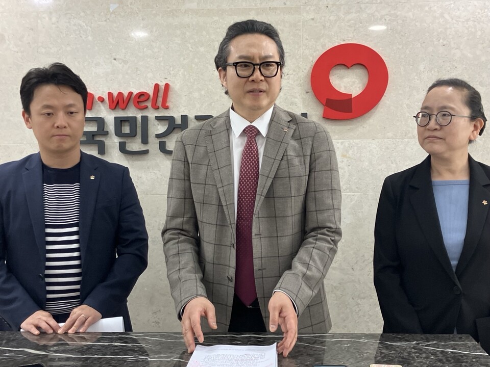 대한한의사협회 수가협상단장인 유창길 부회장(가운데)은 2차 수가협상 직후 한의 의료기관 지원책으로 환산진수 인상을 강조했다(ⓒ청년의사).